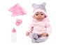 Babypuppe in rosa Hoodie und gemustertem Schlafanzug mit Schnuller, Flasche und Decke.