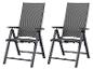 Zwei graue klappbare Gartenstühle mit Armlehnen auf weißem Hintergrund.