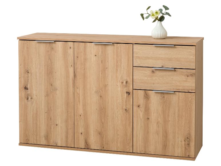 Holzsideboard mit drei Türen und drei Schubladen, dekoriert mit einer Blumenvase.