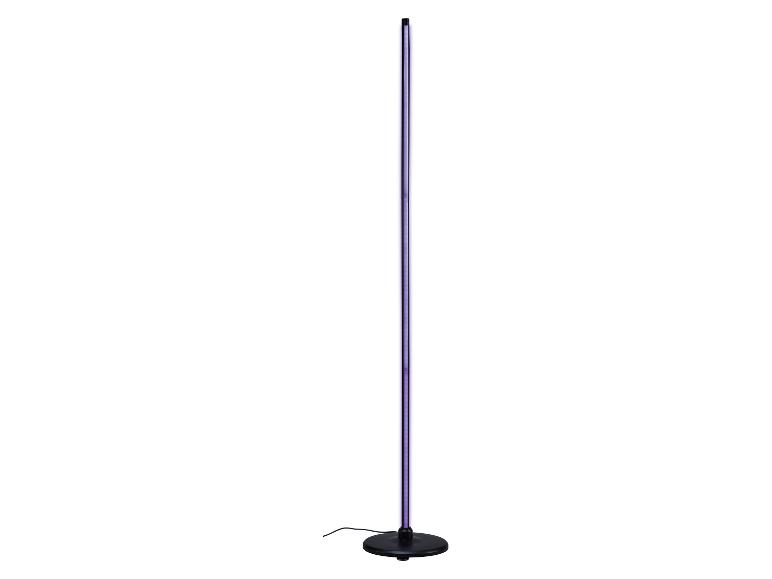 Moderne Stehlampe mit violettem LED-Licht und rundem schwarzem Sockel.