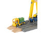 Spielzeug-LKW und gelber Kran auf Holzschienen, mit einem Arbeiter im LKW.
