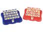 Zwei blaue und rote Guess Who? Spiele mit Gesichtern.