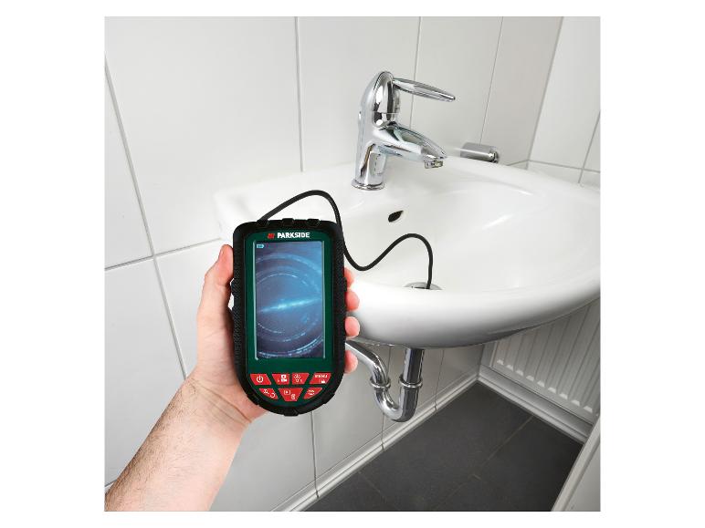 Handgehaltenes digitales Inspektionsendoskop, dessen Kamera in ein Badezimmerwaschbecken eingeführt ist.