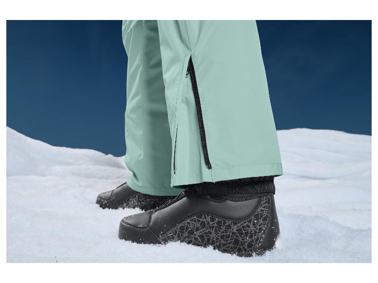 Skischuhe und Hose im Schnee