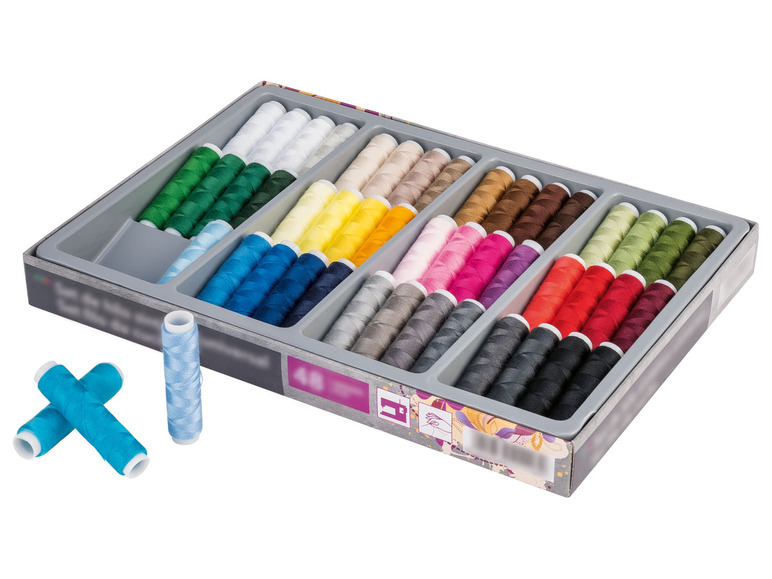 Eine Box mit Garn in verschiedenen Farben, darunter Blau, Grün und Grau.