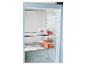 Kühlschrank mit transparenten Behältern, gefüllt mit Tomaten, Kiwis und Karotten.