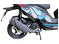 Hintenansicht eines blauen Alpha Motors Shark Scooters.