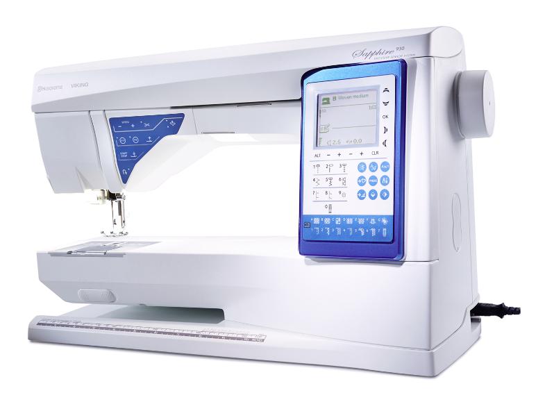 Weiße elektronische Nähmaschine mit blauem Digitalbildschirm und Bedientasten.