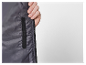 Nahaufnahme einer Reißverschlussjacke.