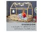 Hausbett aus Holz für Kinder mit Kind, dekoriert mit Lichterketten.