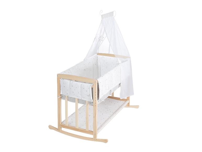 Holzbettchen mit Himmel und Bettwäsche mit Sternen- und Mondmuster