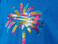 Ein blaues T-Shirt mit einem Regenbogen-Palmenbaum aus Pailletten.