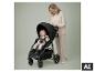 BABYGO Kinderwagen Evolution 3in1 mit Mutter und Kind. [KI-generiertes Bild]