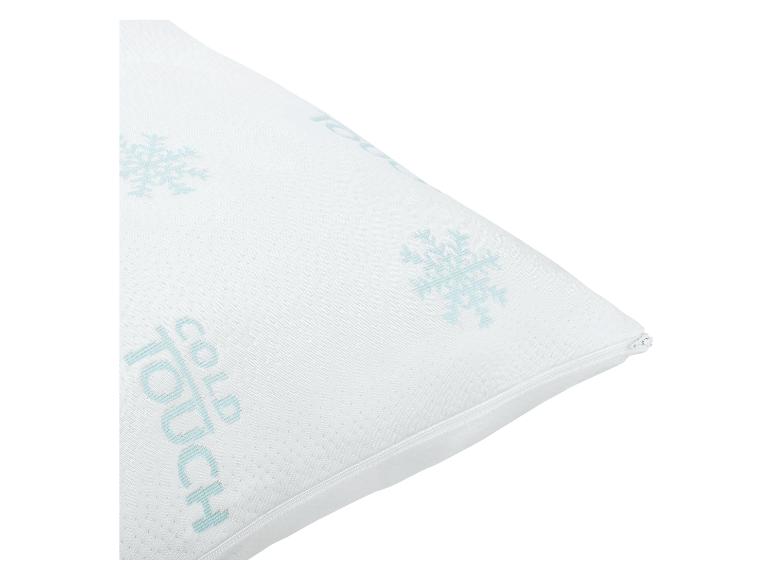 Weißes Kissen mit „COLD TOUCH“-Schriftzug und Schneeflockenmustern.