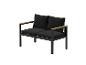 Schwarzes Zweisitzer-Sofa mit Holzarmlehnen und Metallrahmen.