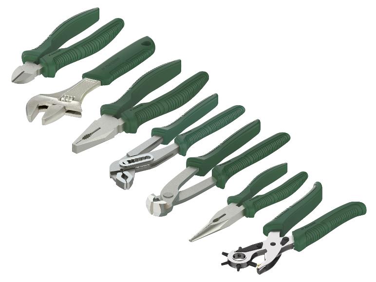 Ein Satz Handwerkzeuge, darunter Seitenschneider, ein verstellbarer Schraubenschlüssel und andere Zangen.