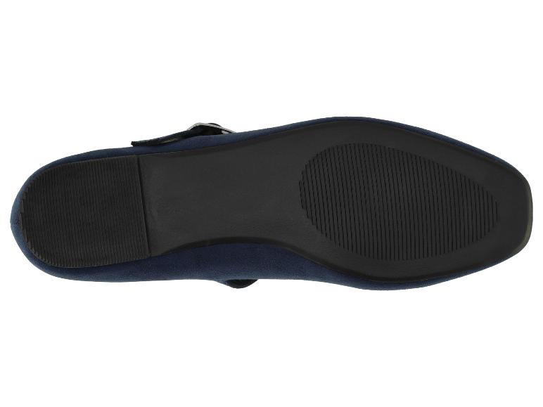 Blaue Loafer mit schwarzer Sohle, von unten gesehen.