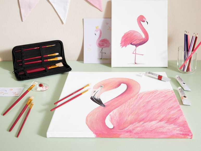 Eine Leinwand mit einem Flamingo und einem Pinselset.