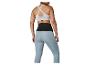 Frau in grauem Sport-BH, schwarzem Fitnessgürtel und blauen Leggings, Rückansicht.