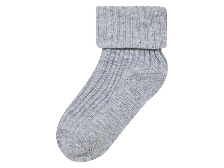 Eine graue Socke mit umgeklapptem Bund.