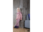 Kleines Mädchen in einem rosa Strickpullover, Leggings und Winterstiefeln.