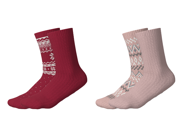 Zwei Paar Wintersocken, ein rotes mit weißen Mustern und ein rosa mit grauen Mustern.