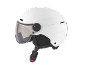 Weißer Skihelm mit Visier und verstellbarem Riemen.