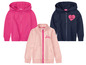 Drei Mädchen-Hoodies in Rosa, Blau und Hellrosa mit den Aufdrucken 'Love' und 'Always Stay Strong'.