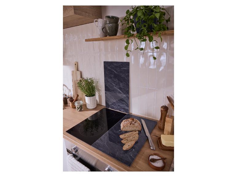 Küchenzeile mit Induktionskochfeld, Schneidebrett mit Brot, Butter und Gewürzen.