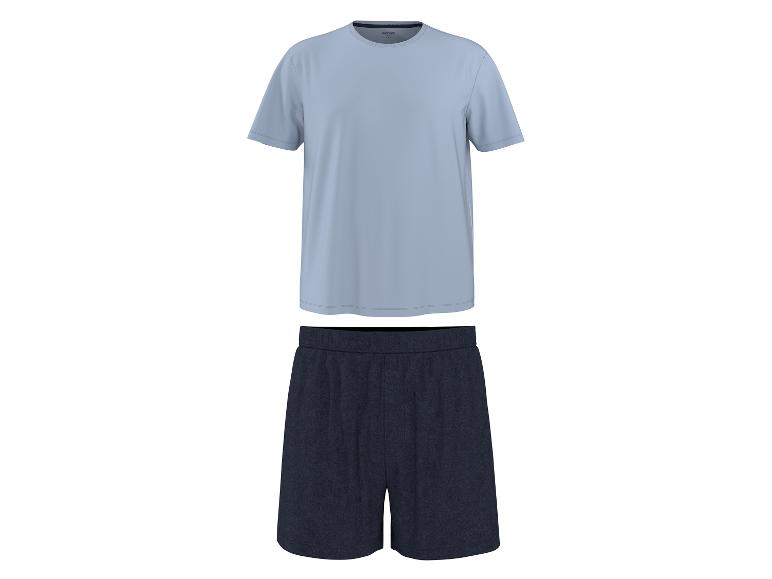Hellblaues T-Shirt und dunkelblaue Shorts.