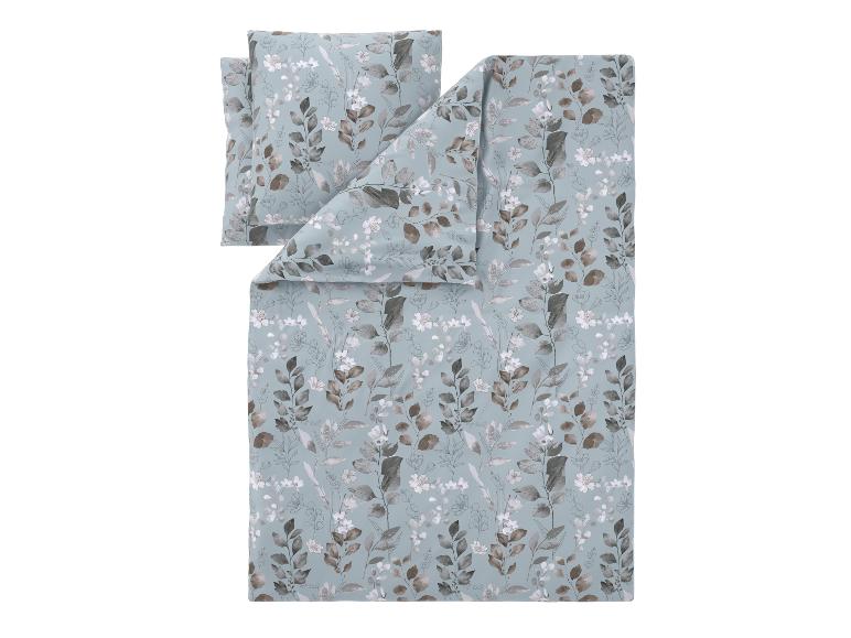 Bettwäsche-Set mit Blätter- und Blumenmuster auf blauem Hintergrund.