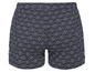 Blaue Shorts mit geometrischem Muster.