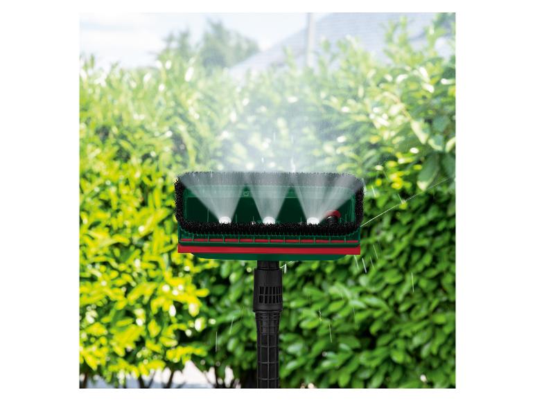 Gartenbürste mit Wassersprühfunktion vor grünem Heckenhintergrund