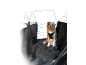 Hund in einem Autositzbezug.