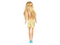 Eine Barbie-Puppe mit blonden Haaren, gelben Shorts und blauen Schuhen.