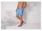 Mann trägt blaue Badehose und Flip-Flops.