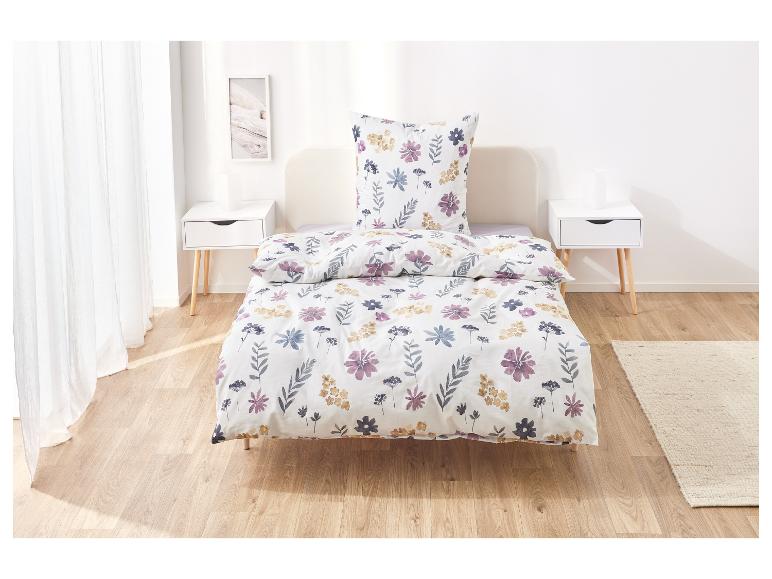 Blumiges Bettwäsche-Set in einem hellen Schlafzimmer.