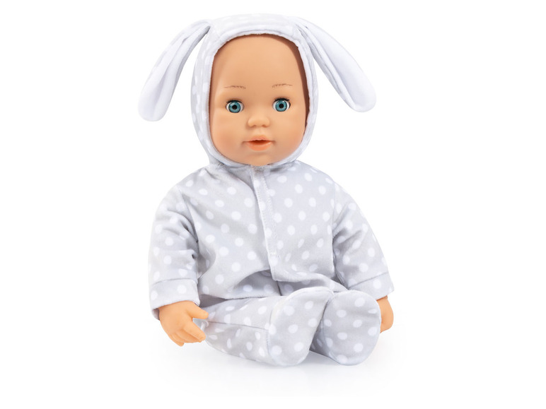 Eine Babypuppe mit Hasenohren, die ein graues Outfit mit weißen Punkten trägt.