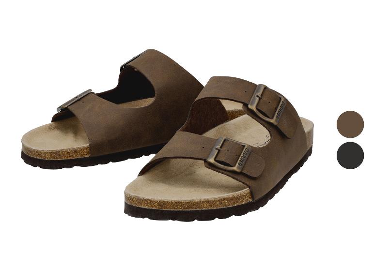 Ein Paar braune Zweiriemen-Sandalen mit Schnallen und Korksohle.