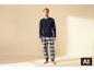 Mann in marineblauem Pyjama und karierter Hose, stehend.