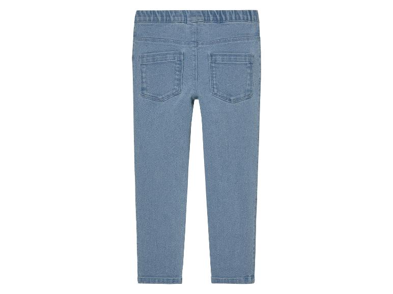 Eine blaue Jeanshose für Mädchen.