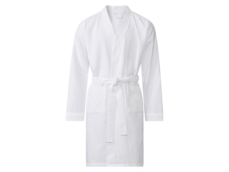 Ein weißer Bademantel mit Gürtel.