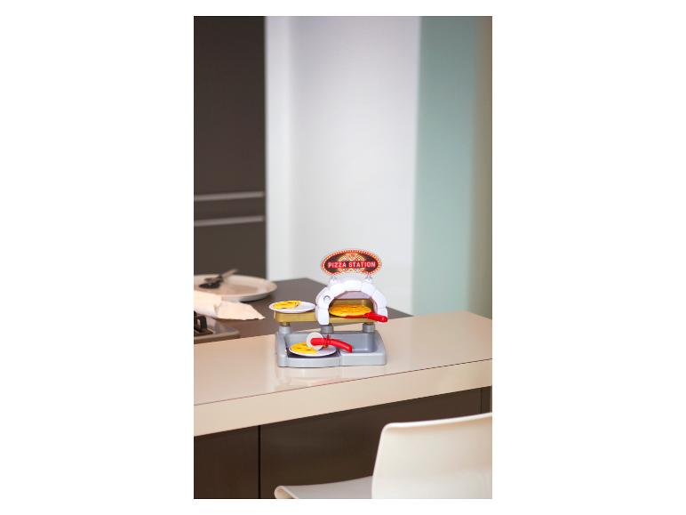 Spielzeug-Pizzastation auf einer Küchentheke.