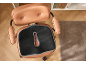 Ergonomisches Kissen auf braunem Leder-Bürostuhl, Draufsicht.