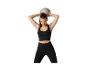 Frau in schwarzem Top und Leggings, hält einen grauen Fitnessball über dem Kopf.