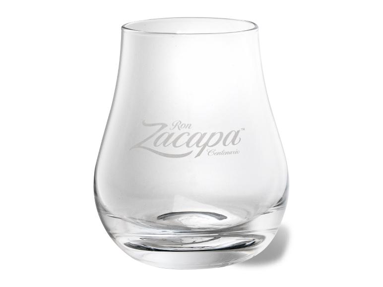 Klares Glas mit geschwungener Form und einem Logo an der Seite.