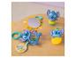 Stitch-Baby-Spielzeug, darunter Rasseln und ein Spiegel.