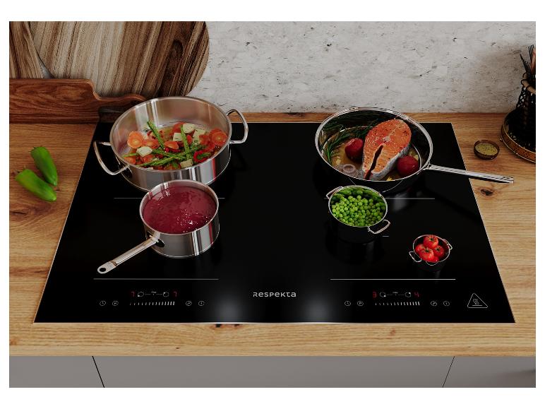 Schwarzes Induktionskochfeld mit verschiedenen Töpfen und Pfannen, die Essen in einer modernen Küche zubereiten.