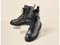 Glänzende schwarze Schnürstiefel mit Reißverschluss.