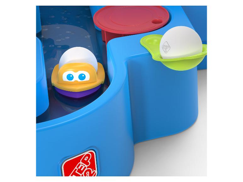 Blaues Wasserspielzeug mit gelbem Boot und weißem Ball mit Logo.